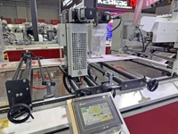 Machine automatique haute vitesse pour la fabrication de sacs de courses à poignée avec patchs de colle latéraux en plastique PE et système de collecte de pinces