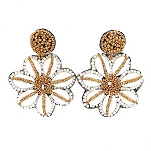 Pendientes Colgantes HOP Multicolor con Cuentas Plateadas y Diseño Floral, Hechos a Mano, Inspirados en Conejitos, para Pascua y Festividades de Primavera - Product Image 4