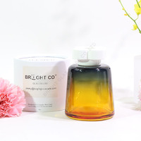Bouteille diffuseur de parfum de luxe en verre ambré rond de 100 ml et 200 ml avec bâtonnets en rotin, motif floral, avec boîte personnalisée – Vente en gros