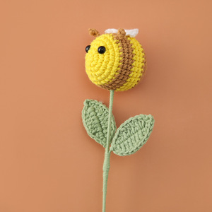 Bouquet de tournesols et décoration abeille faits sur mesure 2026, en fil tricoté à la main, simulation réaliste, cadeau de fête du Nouvel An ou de la Fête des Mères/du Jour des Enseignants - Product Image 5