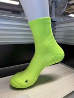 Chaussettes de sport personnalisées de haute qualité avec logo OEM, chaussettes de performance en nylon extensible, séchage rapide, coussinées, chaussettes mi-hautes pour hommes, pour la course à pied