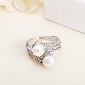 Bague ouverte de luxe légère pour femmes, design de niche avec perle de zircon, bijoux en perle d'eau douce, bagues de mode en gros - Product Image 4