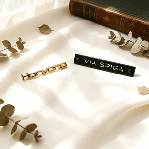 Étiquettes métalliques personnalisées pour marque de mode, plaques gravées en relief avec lettres creuses pour vêtements et foulards - Product Image 3