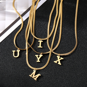 Nouveau Collier Lettre Prénom en Acier Inoxydable Plaqué Or 18 carats Tendance Vente en Gros - Product Image 4