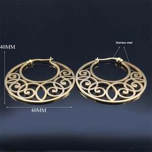 Pendientes de acero inoxidable con forma de encaje redondo Diseño clásico de encaje hueco chapado en oro - Product Image 5