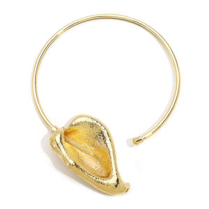 2025 nuevo collar de diseño de corazón de estilo de Metal grande exagerado Simple al por mayor collares de cuello tridimensional de hoja para mujeres - Product Image 1