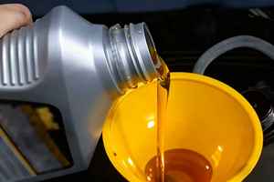 Lubrificante industriale Dekay-olio compressore completamente sintetico. Grado di viscosità SN5w-30 dimensioni dell'imballaggio: 1L e 4L. - Product Image 4