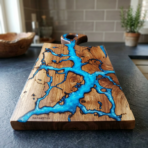 Planche à découper en bois rectangulaire avec poignée en résine bleue motif rivière - Product Image 1