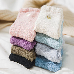 Vente en gros de chaussettes thermiques chaudes et douillettes pour femmes Chaussettes en éponge pour dormir à la maison Chaussettes d'hiver moelleuses à broderie pour femmes - Product Image 2
