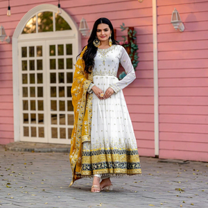 Ensemble de robe Anarkali en faux georgette blanche, haut long brodé avec dupatta pour mariage, fête, femme - Product Image 1