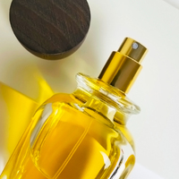 Bouteille de parfum de cube carré de prix bas d'usine 30ml 50ml 100ml bouteilles en verre de parfum de parfum de jet clair avec le chapeau en bois