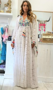Robe longue bohème en coton 100% écologique, avec corsage orné d'appliques féminines énergiques, en dentelle et broderie florale. - Product Image 5