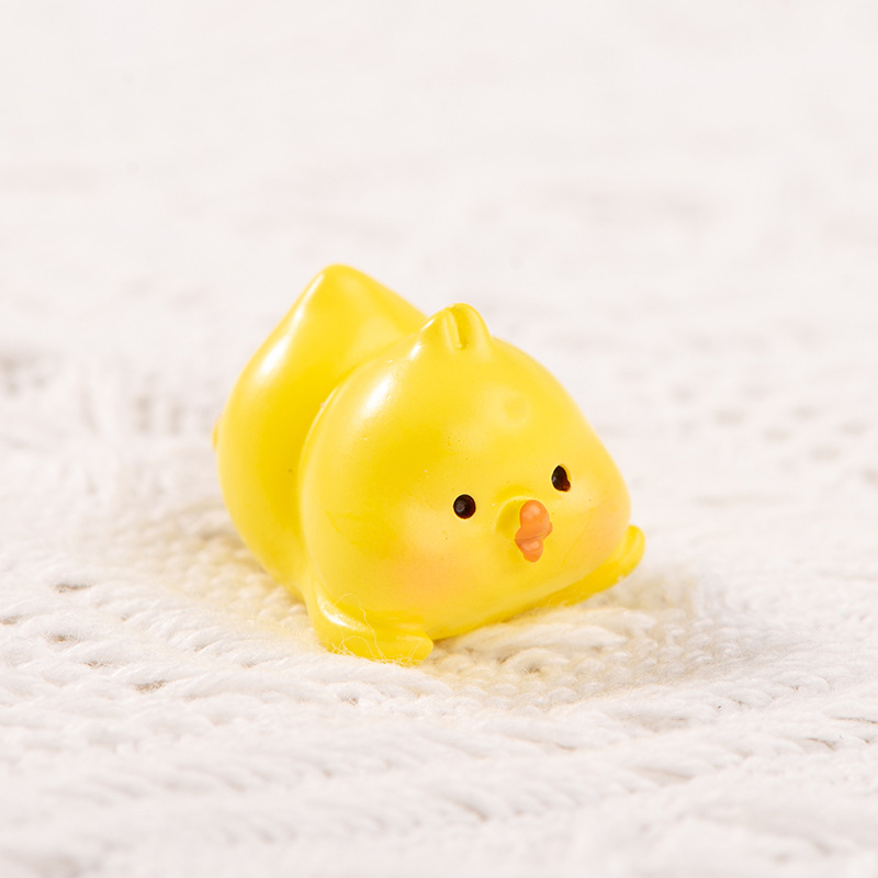 Allongé par terre, le petit poussin jaune