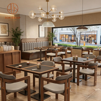 Ensemble table et chaises carrées en bois sur mesure, fabrication directe Ron Group, sièges en cuir pour café et restaurant.