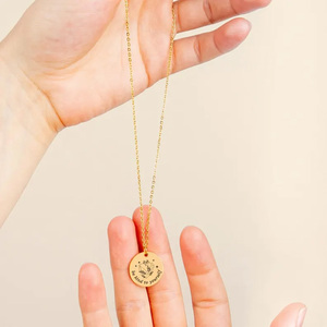 Collana con Ciondolo Rotondo in Acciaio Inossidabile con Scritta Ispirazionale 'Be Kind to Yourself' per Donna - Product Image 6