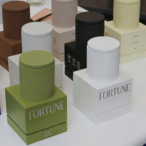 Bougie parfumée personnalisée avec logo, durable, marron, motif grain de bois, dans un pot en céramique et béton, bougie d'aromathérapie - Product Image 4
