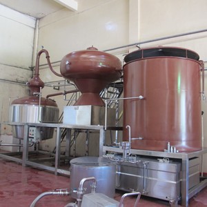 Équipement de <span class=keywords><strong>distillerie</strong></span> de vin, alambic à <span class=keywords><strong>cognac</strong></span> de Charente 400L, distillateur de brandy en cuivre automatique - Product Image 4