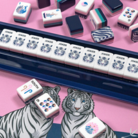 La collection de tuiles de mahjong américaines en acrylique blanc de luxe The Exotics - White Tigers, avec tapis en néoprène pour jeu en intérieur