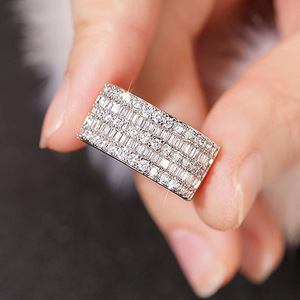 Anello a Mezza Fascia per Donne, Stile Elegante e Scintillante, Gioiello alla Moda per Banchetti e Feste, Idea Regalo - Product Image 2