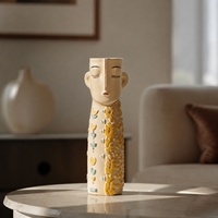 Vase de table moderne en résine crème avec motif floral jaune en relief, décoration florale abstraite pour étagère de salon