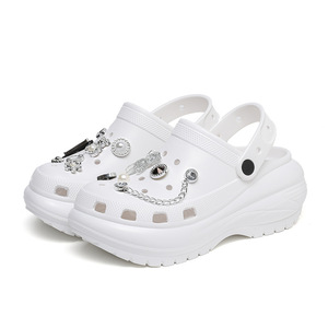 รองเท้าแตะประดับโซ่ไรน์สโตนสำหรับผู้หญิง ฤดูใบไม้ผลิ ฤดูร้อน ชายหาด พื้นหนา กันลื่น สีขาว พื้นสูง 5 ซม. - Product Image 5
