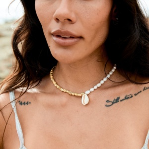 Collier ras du cou en perles de coquillage blanches, perles d'eau douce délicates, collier perlé avec grande breloque coquillage brillante, bijoux d'été faits à la main pour elle - Product Image 4