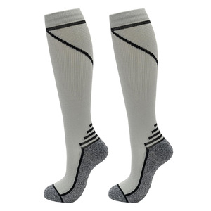 Kaos Kaki Kompresi Olahraga Profesional Setinggi Lutut untuk Lari Bersepeda - Kaos Kaki Kompresi Bertingkat Bernapas dengan Logo Kustom - Product Image 4