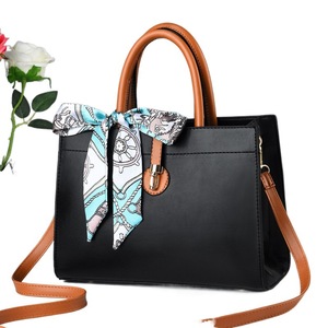 Bolso de mano estructurado blanco para mujer con asa superior marrón, dije de pañuelo estampado y correa de hombro desmontable para uso diario y viajes - Product Image 5