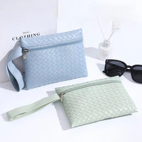 Pochette populaire pour femme en cuir PU à texture tissée, avec fermeture éclair, pour maquillage et mini porte-monnaie, idéale pour les voyages quotidiens