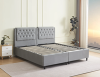 Lit double en bois rembourré avec cadre capitonné, dernier cri en matière de design et de mobilier