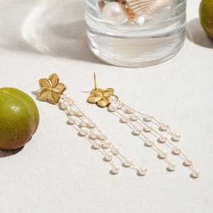 Boucles d'oreilles pendantes en forme de fleur avec perles, plaqué or 18 carats, perles d'eau douce de qualité AAA, bijoux de mariage, design à longues pampilles - Product Image 4