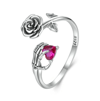 Bague Halloween en argent sterling 925, main squelette sculptée tenant un zircon en forme de cœur, associée à un motif rose vieilli vintage