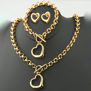 Demandez le catalogue : Ensemble de bijoux fantaisie pour femme en acier inoxydable argenté, motif cœur ajouré, collier, bracelet et boucles d'oreilles TT - Product Image 2