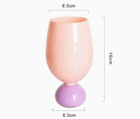 Verres à vin en forme de tulipe dans des couleurs macaron