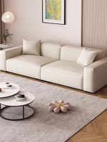 Canapé une place en tissu, style minimaliste italien, couleur crème, forme bloc de tofu, lignes droites, pour petits salons et appartements modernes