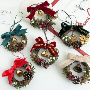 Décoration de Noël suspendue : Clochette de Noël, Nœud de Noël, Couronne de Noël à suspendre au bouton de porte avec pomme de pin de Noël - Product Image 4
