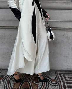 Classique <span class=keywords><strong>Abaya</strong></span> 2025 <span class=keywords><strong>Abaya</strong></span> Nouvelle Haute Couture Noir et Blanc Couture Conception Simple pour Filles <span class=keywords><strong>Kimono</strong></span> Musulman Mince Manteau Arabe <span class=keywords><strong>Abaya</strong></span> - Product Image 4