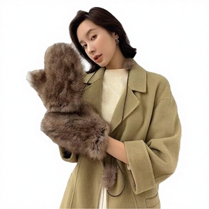 Mitaines en fausse fourrure de qualité supérieure pour femmes, gants thermiques ultra doux pour l'hiver avec doublure en peluche pour les voyages par temps froid et les tenues décontractées - Product Image 5