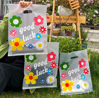 Sacs sous vide biodégradables en LDPE personnalisés avec poignées souples et logo sur mesure pour l'emballage des supermarchés et des vêtements