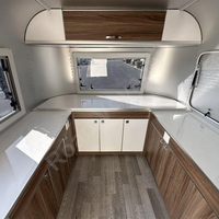 Camping-car moderne et élégant en aluminium de qualité aéronautique gris argenté, petite caravane de voyage préfabriquée avec salle de bain à induction