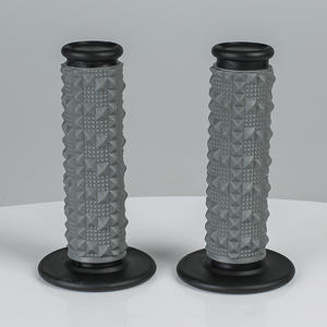 Poignées en caoutchouc antidérapantes de qualité supérieure pour motos avec ajustement universel et design de préhension confortable - Product Image 1