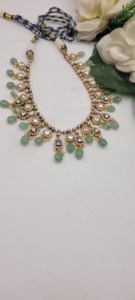 Conjunto de collar tradicional en verde menta y polki con intrincado trabajo kundan de inspiración floral y cuentas colgantes. - Product Image 3