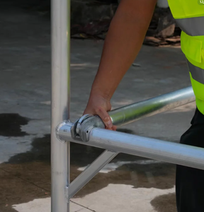 Échafaudage mobile galvanisé à roulettes avec stabilisateurs, fourni directement par l'usine - Product Image 3