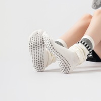 Chaussettes de yoga chaudes et confortables à rayures pour femmes, idéales pour le Pilates – Vente en gros