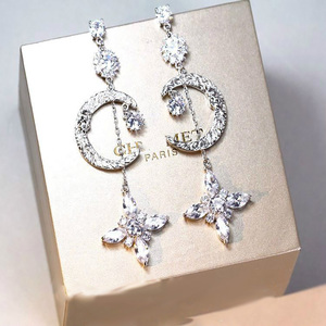 Pendientes de circonita de alta gama con borlas de trébol de cuatro hojas y diseño de Luna Estelar para mujer - Product Image 4
