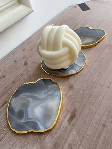 Dessous de verre en pierre d'agate grise faits à la main Dessous de verre en cristal avec bord doré Cadeau de mariage unique Décoration de table - Product Image 4