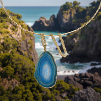 NE2140 Collier à chaîne avec pendentif en forme de tranche de géode en agate bleue turquoise, collier à la mode épais