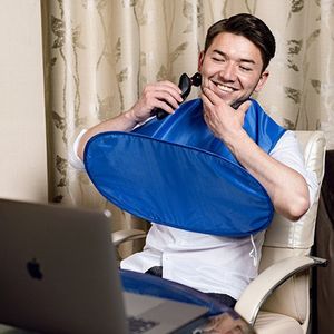 Venta al por mayor <span class=keywords><strong>de</strong></span> paños <span class=keywords><strong>de</strong></span> afeitar plegables y portátiles babero <span class=keywords><strong>de</strong></span> afeitar para hombres multiusos impermeable antiadherente capa <span class=keywords><strong>de</strong></span> barba - Product Image 5