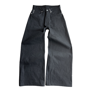 Jeans en denim pour homme personnalisés, coupe large, taille mi-haute, avec rivets métalliques argentés, fermeture boutonnée, style baggy ample et évasé - Product Image 1