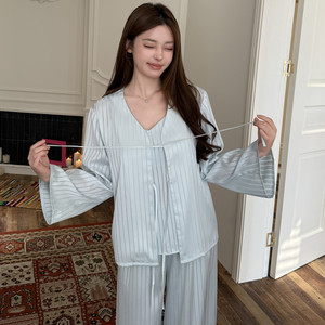 Pijamas de Primavera: Conjunto de Tres Piezas de Seda Helada Estilo Princesa - Camisola y Pantalones Largos de Alta Gama - Product Image 6